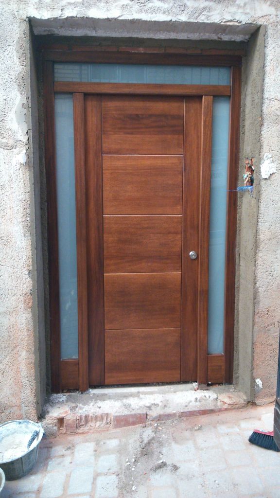 Puerta de entrada de madera con vidriera